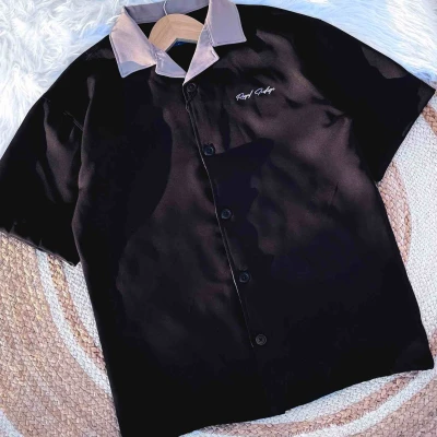 Cotrast collar- black colour