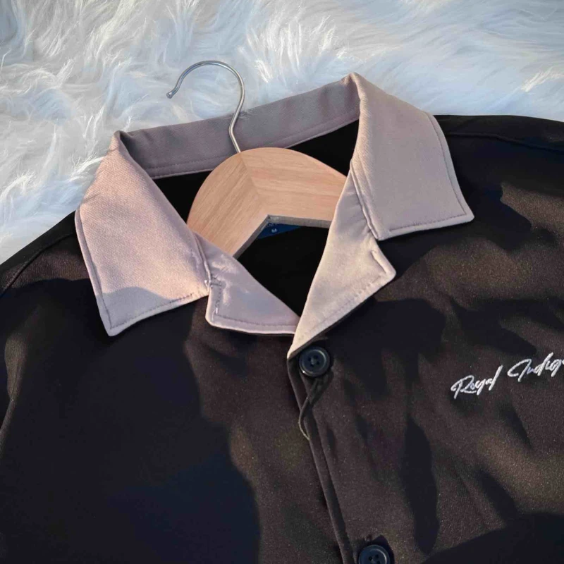 Cotrast collar- black colour