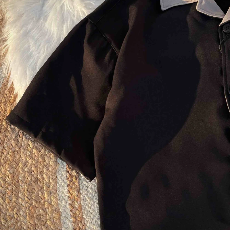Cotrast collar- black colour