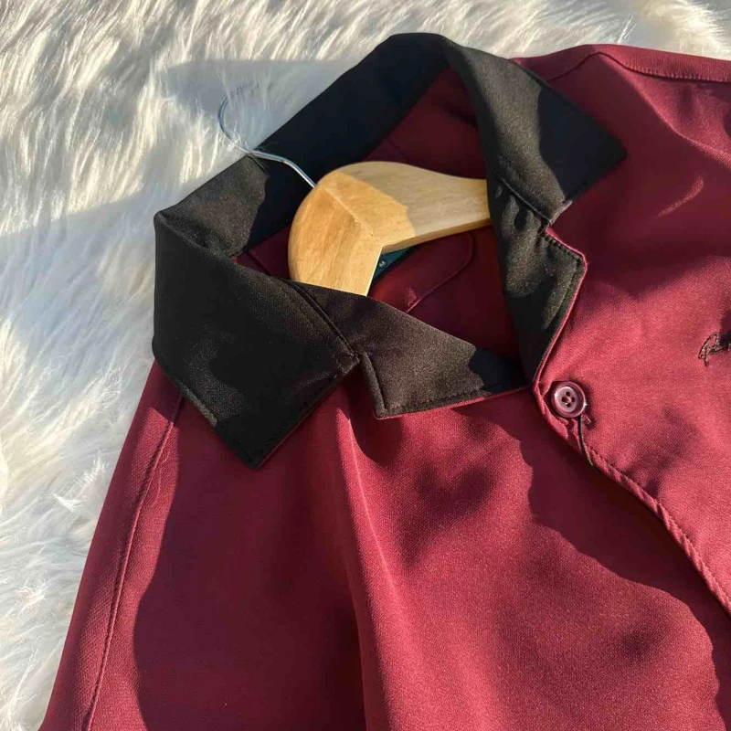 Cotrast collar- Maroon colour
